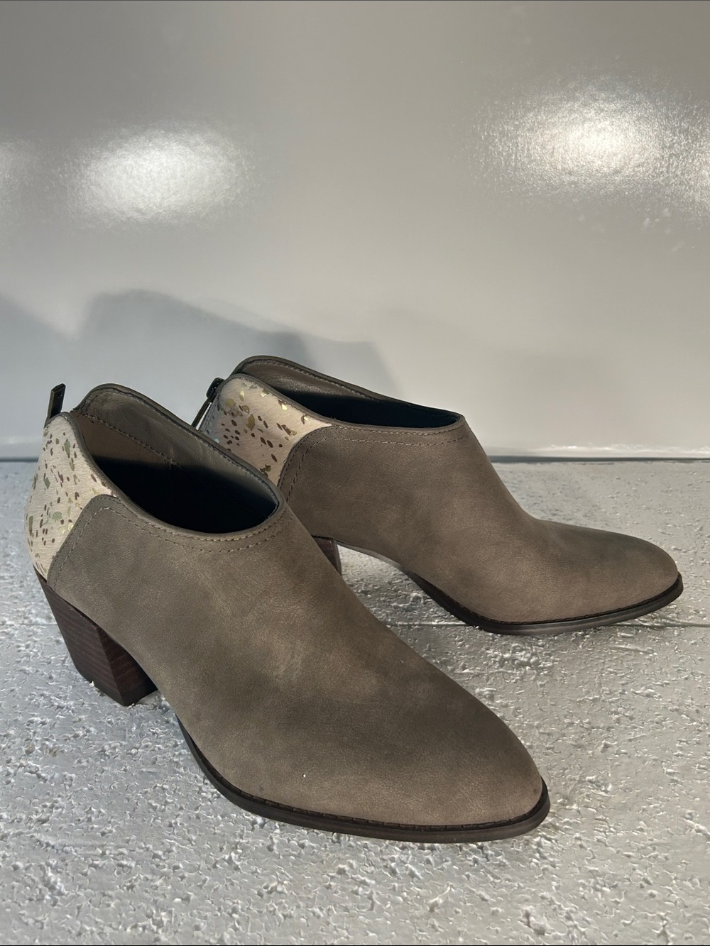 Lucky Brand SZ 9 Nasoni Gray Suede Ankle Gold Splatter Boot Western Boho Modern